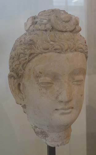 Figure in Stucco: Head of an adorned Buddha, Tapa-i Kafarihā, Hadda