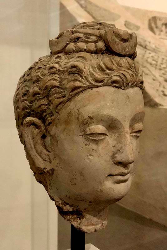 Figure in Stucco: Head of an adorned Buddha, Tapa-i Kafarihā, Hadda